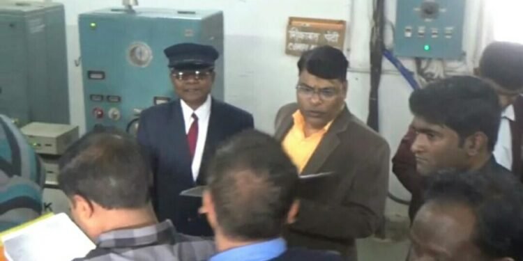 railway-station-तिरुलडीह रेलवे स्टेशन का निरीक्षण, व्यवस्था और दुरुस्त होगी, एडीआरएम ने किया दौरा