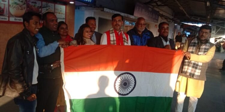 jharkhand-journalist-रांची : 26 जनवरी को श्रीनगर के लाल चौक पर पत्रकार फहरायेंगे तिरंगा, अनंत ओझा ने किया रवाना jharkhand-journalist-रांची : 26 जनवरी को श्रीनगर के लाल चौक पर पत्रकार फहरायेंगे तिरंगा, अनंत ओझा ने किया रवाना