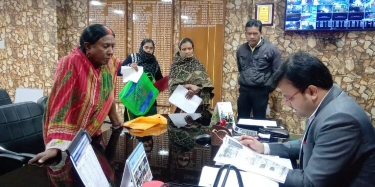 पलामू के डीसी ऑफिस में लगा जनता दरबार, समस्या सुनाने वालों के साथ आभार जतानेवाले भी पहुंचे
