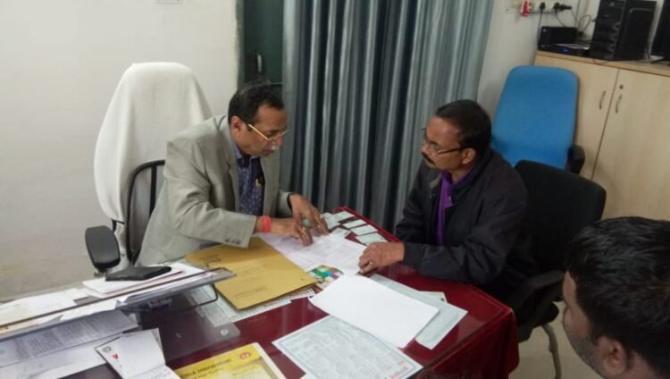 jamshedpur-health-lapses-जुगसलाई के विधायक मंगल कालिंदी को पीड़ित परिवार ने कहा-ट्विट करके क्या होगा, हम तो दौड़ते रह गये, इलाज नहीं मिला, मेरा बेटा चल गया, मेरा बेटा लौटा दो-देखिये-video