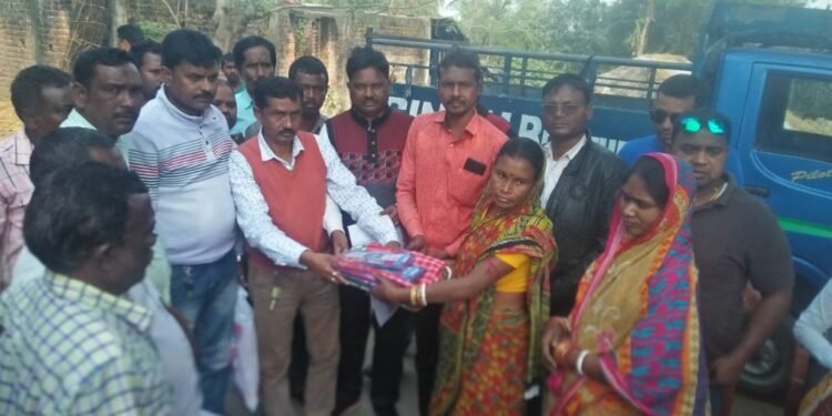 बहरागोड़ा : बहुलिया गांव के अग्नि प्रभावित परिवारों के लिए सांसद ने भेजवायी सहयोग सामग्री, कार्यकर्ताओं ने किया वितरण बहरागोड़ा : बहुलिया गांव के अग्नि प्रभावित परिवारों के लिए सांसद ने भेजवायी सहयोग सामग्री, कार्यकर्ताओं ने किया वितरण