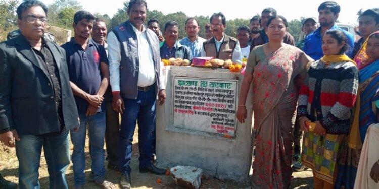 मानिकपुर व बेलपोसी के ग्रामीणों से किया गया वादा सांसद गीता कोड़ा ने किया पूरा, सांसद और विधायक सोनाराम सिंकू ने संयुक्त रूप से किया 4900 फीट पीसीसी सड़क व बैतरणी नदी तट पर 375 मीटर गार्डवाल का शिलान्यास