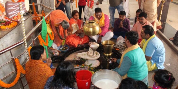 साई परिवार विश्व सेवा संस्थान का दो दिवसीय महाशिवरात्रि महोत्सव महाआरती के साथ संपन्न, 12 घंटे तक रुद्राभिषेक एवं 12 घंटे चार प्रहर के विशेष पूजन अनुष्ठान का हुआ आयोजन साई परिवार विश्व सेवा संस्थान का दो दिवसीय महाशिवरात्रि महोत्सव महाआरती के साथ संपन्न, 12 घंटे तक रुद्राभिषेक एवं 12 घंटे चार प्रहर के विशेष पूजन अनुष्ठान का हुआ आयोजन