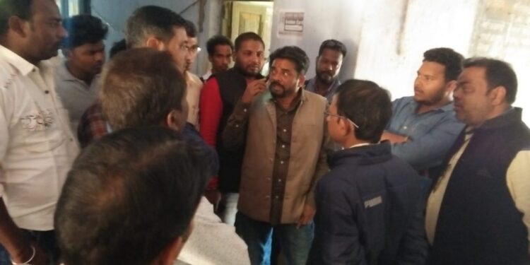 विधायक ने अंचल और प्रखंड कार्यालय का किया निरीक्षण, कार्यालय में कर्मी को पाया अनुपस्थित, सीओ से कहा कि कर्मचारी ने एक वृद्ध महिला से लिये हैं म्यूटेशन के लिए 5 हजार रुपये, उसे लौटायें विधायक ने अंचल और प्रखंड कार्यालय का किया निरीक्षण, कार्यालय में कर्मी को पाया अनुपस्थित, सीओ से कहा कि कर्मचारी ने एक वृद्ध महिला से लिये हैं म्यूटेशन के लिए 5 हजार रुपये, उसे लौटायें