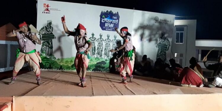 लातेहार : राष्ट्रीय आदिवासी एवं लोक चित्रकार शिविर में लोगों को लुभा रही चित्रकारी व लोक नृत्य