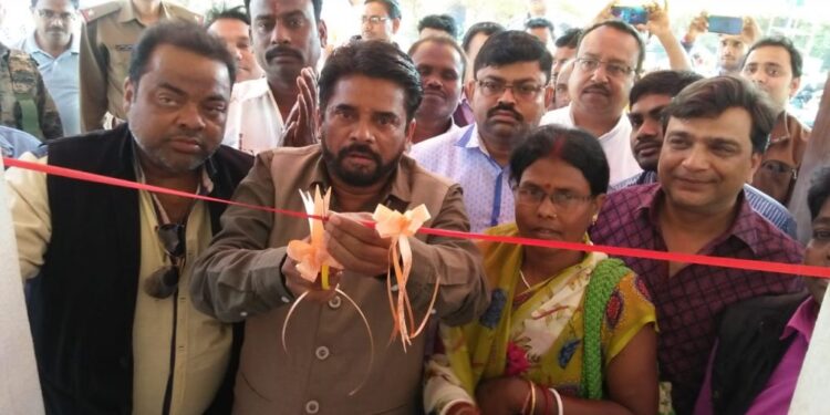 चाकुलिया में वाहन प्रदुषण जांच केन्द्र का विधायक ने किया उद्घाटन