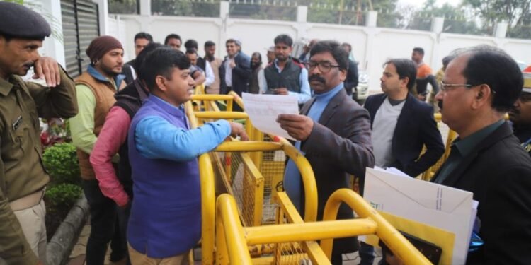 हमारी सरकार आम लोगों को अधिकार और न्याय दिलाने के लिए कृत संकल्पित : हेमंत सोरेन हमारी सरकार आम लोगों को अधिकार और न्याय दिलाने के लिए कृत संकल्पित : हेमंत सोरेन