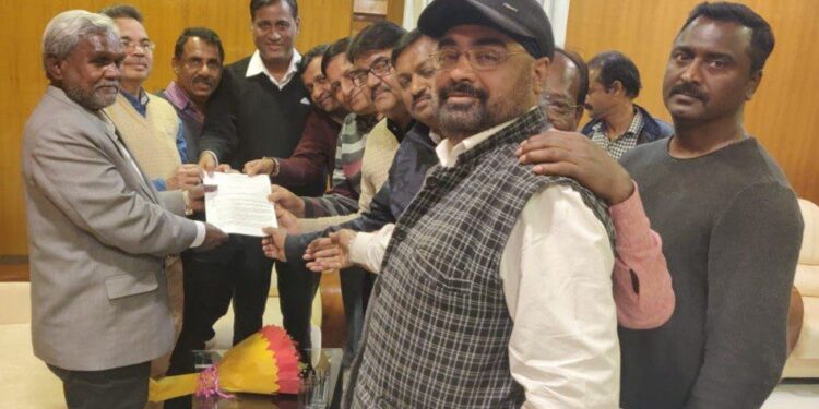 ट्रेड लाइसेंस के वार्षिक नवीनीकरण की बाध्यता खत्म हो, झारखंड पेट्रोलियम डीलर्स एसोसिएशन ने मंत्री चंपई से की मुलाकात, सौंपा ज्ञापन ट्रेड लाइसेंस के वार्षिक नवीनीकरण की बाध्यता खत्म हो, झारखंड पेट्रोलियम डीलर्स एसोसिएशन ने मंत्री चंपई से की मुलाकात, सौंपा ज्ञापन