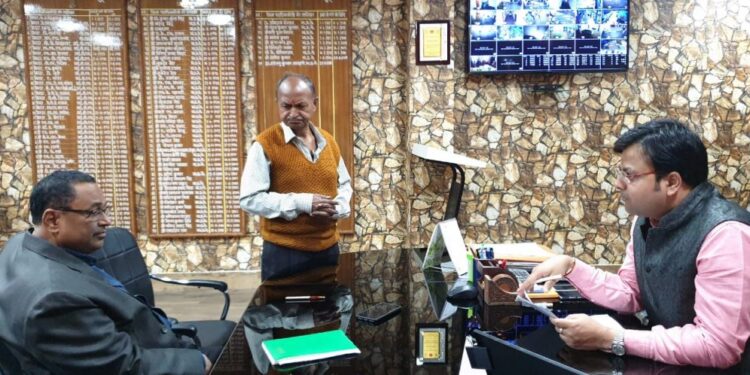 पलामू : उपायुक्त के कार्यालय में जनता दरबार का आयोजन, पेंशन, दाखिल खारिज, आवास सहित कुल 42 मामलों का हुआ निष्पादन