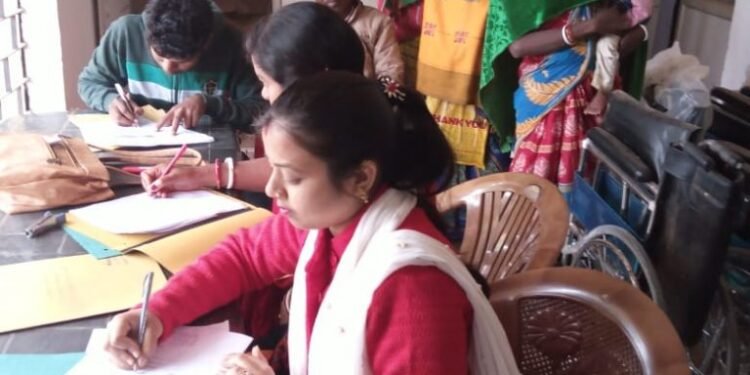 धालभूमगढ़ : कैम्प लगाकर प्रधानमंत्री आवास हेतु योग्य लाभुकों का आवेदन प्राप्त किया गया