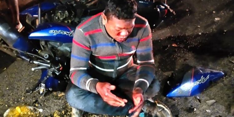 बहरागोड़ा में दो बाइक में टक्कर, दो जख्मी, रेफर