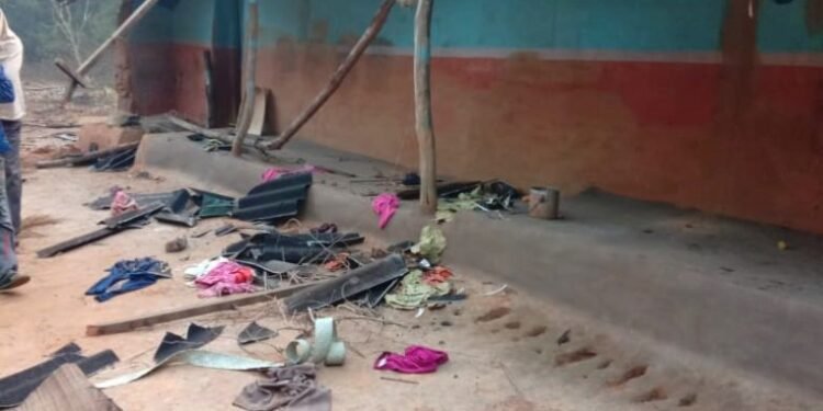 चाकुलिया के गोहालडीह व मैराबांधी सबर टोला में हाथियों का आतंक जारी, घरों को तोड़ा, भयाक्रांत ग्रामीण कर रहे रतजगा