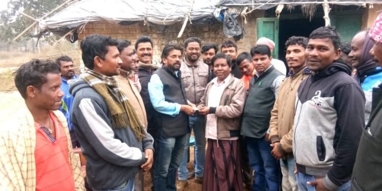 चाकुलिया : कालाझरिया गांव में हाथी ने एक घर को किया क्षतिग्रस्त किया, विधायक ने किया सहयोग चाकुलिया : कालाझरिया गांव में हाथी ने एक घर को किया क्षतिग्रस्त किया, विधायक ने किया सहयोग