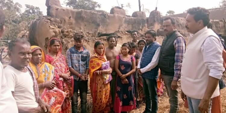 बहरागोड़ा : बहुलिया पहुंचे विधायक समीर महंती, अग्नि प्रभावितों को किया आर्थिक सहयोग बहरागोड़ा : बहुलिया पहुंचे विधायक समीर महंती, अग्नि प्रभावितों को किया आर्थिक सहयोग