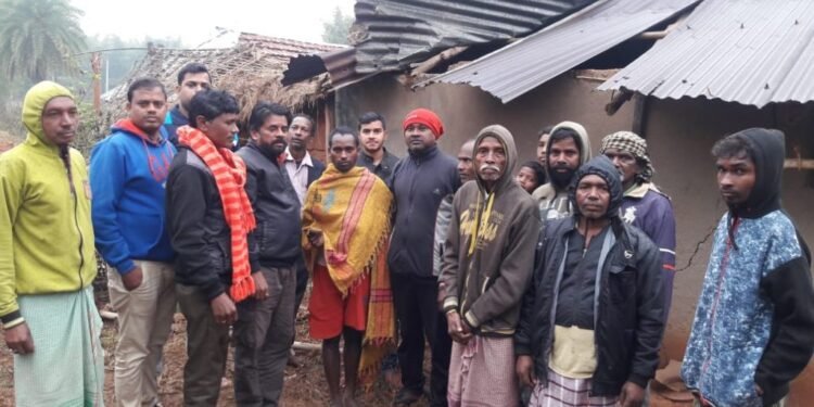 चाकुलिया : जामुआ गांव में हाथी ने एक घर तोड़ा, विधायक ने किया आर्थिक सहयोग चाकुलिया : जामुआ गांव में हाथी ने एक घर तोड़ा, विधायक ने किया आर्थिक सहयोग