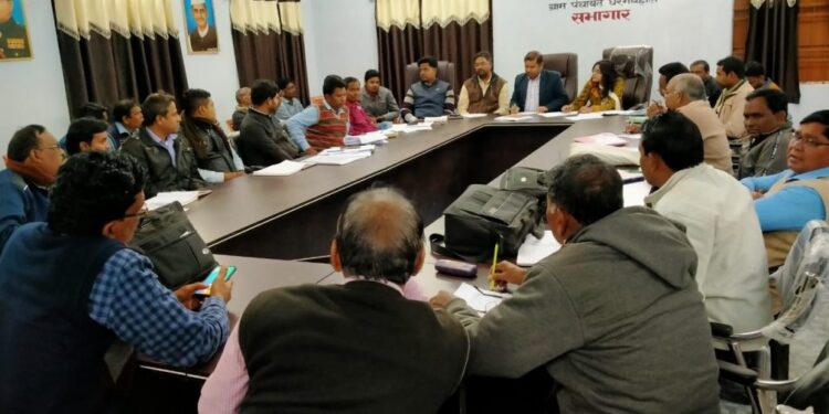 घाटशिला : प्रखंड विकास पदाधिकारी ने की साप्ताहिक समीक्षा बैठक, सभी कार्यों को समय से पूरा करने का निर्देश