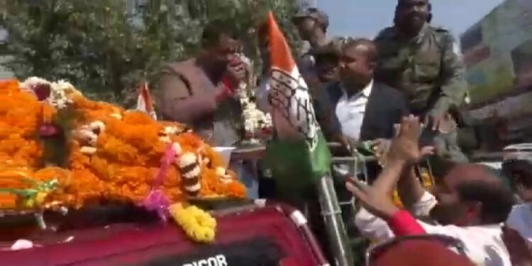 jharkhand-health-minister-झारखंड के स्वास्थ्य मंत्री का विधानसभा क्षेत्र में जोरदार स्वागत, मानगो में लगा जाम, तीन एम्बुलेंस फंसा, दो मरीज एम्बुलेंस में इलाज के अभाव में मरे-video