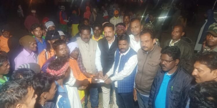 jamshedpur-rural-बहरागोड़ा के पुरनापानी में पाता नाच प्रतियोगिता आयोजित, विधायक ने विजेता टीम को किया पुरस्कृत