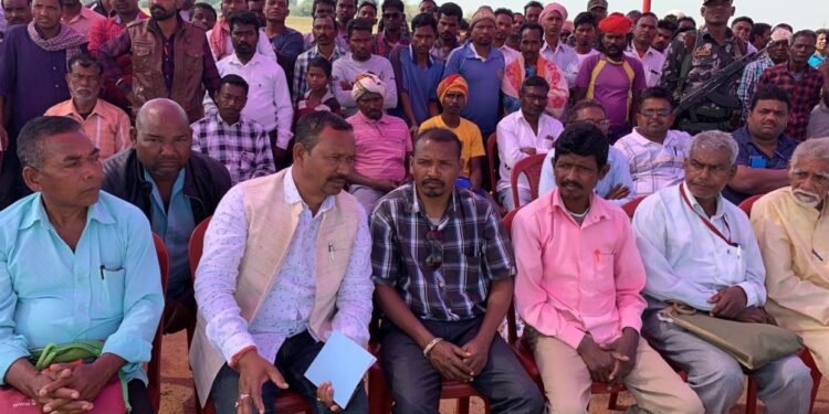 jharkhand-dissettlement-issue-स्वर्णरेखा परियोजना के ईंचा डैम बनने से सैकड़ो गाँव के हजारों लोग होंगे विस्थापित, डूब क्षेत्र के ग्रामीणों की बैठक में पहुंचे विधायक दीपक बिरूआ, लोगो ने एक स्वर में कहा-जान देंगे पर डेम बनने नही देंगे