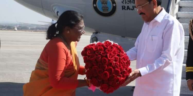 vice-president-of-india-visits-jharkhand-उपराष्ट्रपति वेंकैया नायडू पहुंचे रांची, सोमवार का आएंगे जमशेदपुर, सुरक्षा के इंतजाम