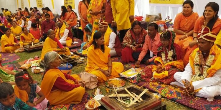 jamshedpur-mass-marriage-जमशेदपुर में एक साथ निकली 21 जोड़ो का बैंड, बाजा, बारात, मारवाड़ी युवा मंच के नेक कार्य का हर तरफ तारीफ