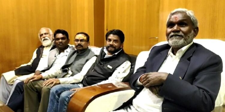 jharkhand-minister-दिल्ली की तर्ज पर झारखंड में शुरू होगी मुफ्त बस सेवा, पूरे राज्य में 500 नई बसें आएंगी, परिवहन मंत्री ने की घोषणा, झामुमो विधायकों का जमशेदपुर में सम्मान jharkhand-minister-दिल्ली की तर्ज पर झारखंड में शुरू होगी मुफ्त बस सेवा, पूरे राज्य में 500 नई बसें आएंगी, परिवहन मंत्री ने की घोषणा, झामुमो विधायकों का जमशेदपुर में सम्मान