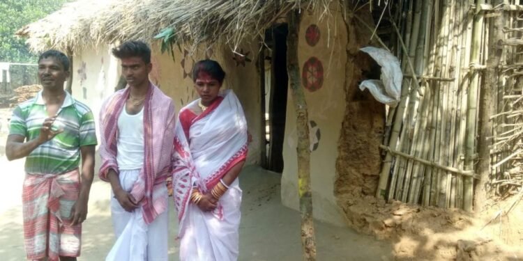 jamshedpur-elephant-attack-गोहालडीह में हाथियों के कारण शादी के रंग में भंग, बहु लेकर लौटी बारात तो पाया घर ही हाथियों ने तोड़ दिया, देखिये किस तरह जिंदगी नरक हो गयी है बंगाल सीमा के गांवों का jamshedpur-elephant-attack-गोहालडीह में हाथियों के कारण शादी के रंग में भंग, बहु लेकर लौटी बारात तो पाया घर ही हाथियों ने तोड़ दिया, देखिये किस तरह जिंदगी नरक हो गयी है बंगाल सीमा के गांवों का