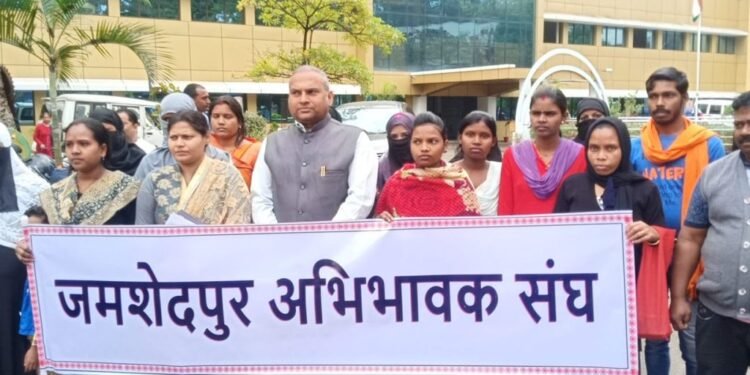 jamshedpur-abhibhavak-sangh-सुप्रीम कोर्ट का भी आदेश नहीं मान रहे जमशेदपुर के निजी स्कूल, अभिभावक संघ उपायुक्त से मिला jamshedpur-abhibhavak-sangh-सुप्रीम कोर्ट का भी आदेश नहीं मान रहे जमशेदपुर के निजी स्कूल, अभिभावक संघ उपायुक्त से मिला