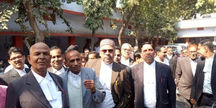 palamu-court-पलामू कोर्ट का अधिवक्ताओं ने किया कार्य का बहिष्कार, 5000 मामले में नहीं हो सकी सुनवाई