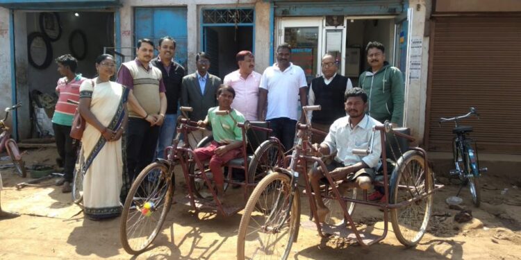 टीएसआरडीएस ने स्थानीय मुखिया के साथ दिव्यांग युवक को दी ट्राइसाइकिल