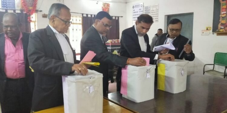 jamshedpur-bar-association-election-जमशेदपुर बार एसोसिएशन चुनाव : उम्मीदवारों की किस्मत मतपेटियों में हो रही बंद, शांतिपूर्ण हो रहा मतदान, शनिवार को मतगणना jamshedpur-bar-association-election-जमशेदपुर बार एसोसिएशन चुनाव : उम्मीदवारों की किस्मत मतपेटियों में हो रही बंद, शांतिपूर्ण हो रहा मतदान, शनिवार को मतगणना