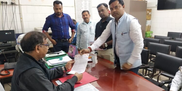 Bokaro shopkeeper attacked : बोकारो में मोबाइल रिपेयरिंग दुकानदार पर दिन दहाड़े हमला, पांच-छह अपराधियों ने दुकानदार की कर दी पिटाई, रंगदारी मांगने व मारपीट का लाइव विडियो सीसीटीवी कैमरे में हुआ कैद, दुकानदार की शिकायत पर पुलिस कर रही मामले की जांच Bokaro shopkeeper attacked : बोकारो में मोबाइल रिपेयरिंग दुकानदार पर दिन दहाड़े हमला, पांच-छह अपराधियों ने दुकानदार की कर दी पिटाई, रंगदारी मांगने व मारपीट का लाइव विडियो सीसीटीवी कैमरे में हुआ कैद, दुकानदार की शिकायत पर पुलिस कर रही मामले की जांच