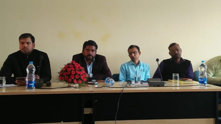 jamshedpur-rural-चाकुलिया प्रखंड कार्यालय में विधायक ने प्रखंड प्रशासिन पदाधिकारियों के साथ की बैठक, सभी पदाधिकारी और कर्मचारियों को प्रखंड मुख्यालय में रहकर जनता की सेवा करने की अपील jamshedpur-rural-चाकुलिया प्रखंड कार्यालय में विधायक ने प्रखंड प्रशासिन पदाधिकारियों के साथ की बैठक, सभी पदाधिकारी और कर्मचारियों को प्रखंड मुख्यालय में रहकर जनता की सेवा करने की अपील
