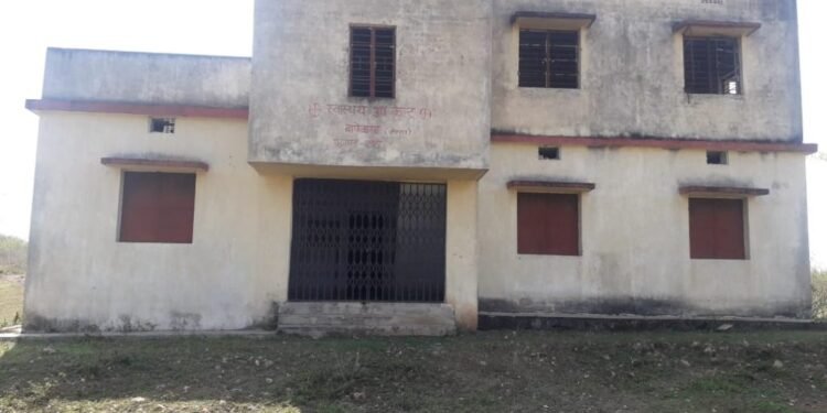 west-singhbhum-छह वर्ष बीत गये लेकिन एक ऐसा उपस्वास्थ्य केन्द्र, जहां कोई डॉक्टर व नर्स नहीं पहुंचा आज तक, नक्सल प्रभावित इलाके का जानिये स्वास्थ्य विभाग का सच west-singhbhum-छह वर्ष बीत गये लेकिन एक ऐसा उपस्वास्थ्य केन्द्र, जहां कोई डॉक्टर व नर्स नहीं पहुंचा आज तक, नक्सल प्रभावित इलाके का जानिये स्वास्थ्य विभाग का सच