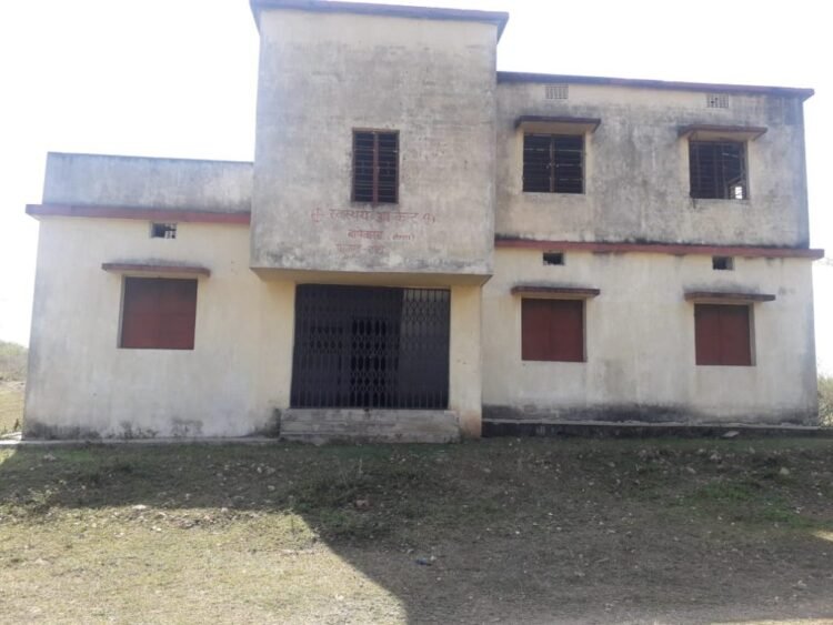 west-singhbhum-छह वर्ष बीत गये लेकिन एक ऐसा उपस्वास्थ्य केन्द्र, जहां कोई डॉक्टर व नर्स नहीं पहुंचा आज तक, नक्सल प्रभावित इलाके का जानिये स्वास्थ्य विभाग का सच west-singhbhum-छह वर्ष बीत गये लेकिन एक ऐसा उपस्वास्थ्य केन्द्र, जहां कोई डॉक्टर व नर्स नहीं पहुंचा आज तक, नक्सल प्रभावित इलाके का जानिये स्वास्थ्य विभाग का सच