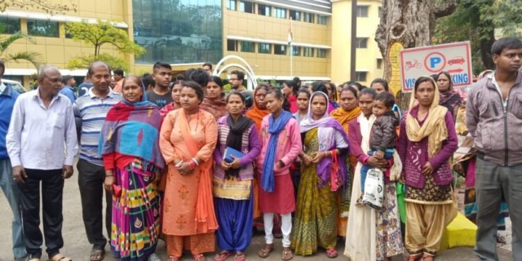 jamshedpur-encroachment-two-issues-बागबेड़ा में रेलवे ने 66 मकानों को हटाने का जारी किया नोटिस, उपायुक्त से रोकने की अपील, बर्मामाइंस में मंदिर का पुजारी ही कर रहा अतिक्रमण, उपायुक्त से शिकायत jamshedpur-encroachment-two-issues-बागबेड़ा में रेलवे ने 66 मकानों को हटाने का जारी किया नोटिस, उपायुक्त से रोकने की अपील, बर्मामाइंस में मंदिर का पुजारी ही कर रहा अतिक्रमण, उपायुक्त से शिकायत