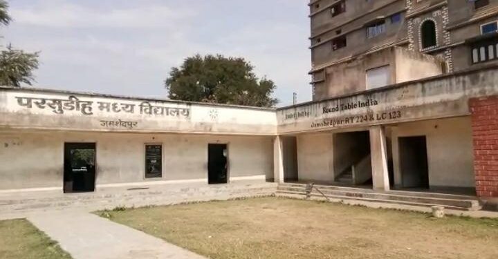 jharkhand-education-system-परसुडीह का यह स्कूल 1963 से कर रहा पानी, बिजली व सरकारी मान्यता का इंतजार, शिक्षा व्यवस्था की हालत का नमूना देखिये