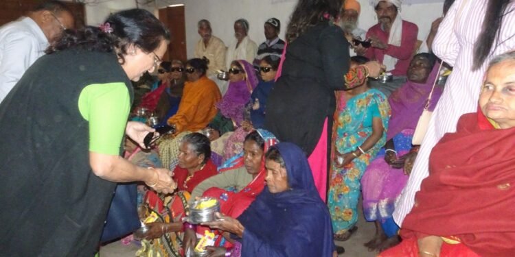 jharkhand-eye-donators-honour-रांची में 18 दिन की बच्ची के माता-पिता का किया गया सम्मान, 18 दिन के बच्चे ने किया था नेत्रदान, राज्यपाल और स्वास्थ्य मंत्री के समक्ष प्रस्तुत हुई रिपोर्ट, पिछले दो वर्षों में देश में नेत्रदान एवं नेत्र प्रत्यारोपण में 50% से ज्यादा कमी आई, देश में डेढ़ करोड़ लोग दृष्टिहीन jharkhand-eye-donators-honour-रांची में 18 दिन की बच्ची के माता-पिता का किया गया सम्मान, 18 दिन के बच्चे ने किया था नेत्रदान, राज्यपाल और स्वास्थ्य मंत्री के समक्ष प्रस्तुत हुई रिपोर्ट, पिछले दो वर्षों में देश में नेत्रदान एवं नेत्र प्रत्यारोपण में 50% से ज्यादा कमी आई, देश में डेढ़ करोड़ लोग दृष्टिहीन