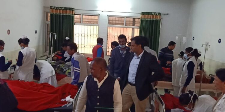 चाईबासा : कस्तूरबा गांधी बालिका विद्यालय के पीड़ित छात्राओं को लाया गया सदर अस्पताल, उपायुक्त ने अस्पताल एवं विद्यालय जाकर छात्राओं से पूछा हाल चाईबासा : कस्तूरबा गांधी बालिका विद्यालय के पीड़ित छात्राओं को लाया गया सदर अस्पताल, उपायुक्त ने अस्पताल एवं विद्यालय जाकर छात्राओं से पूछा हाल
