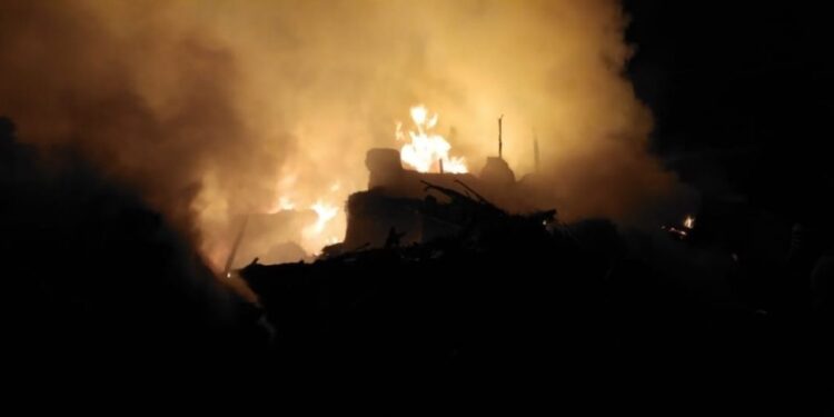 jamshedpur-rural-fire-बहरागोड़ा के पूर्वांचल के सालझाटिया गांव में पटाखे की चिंगारी से लगी आग, पांच घर जलकर राख, दो छात्रा की एडमीड कार्ड जला नही दे पाएगी मीट्रिक परीक्षा
