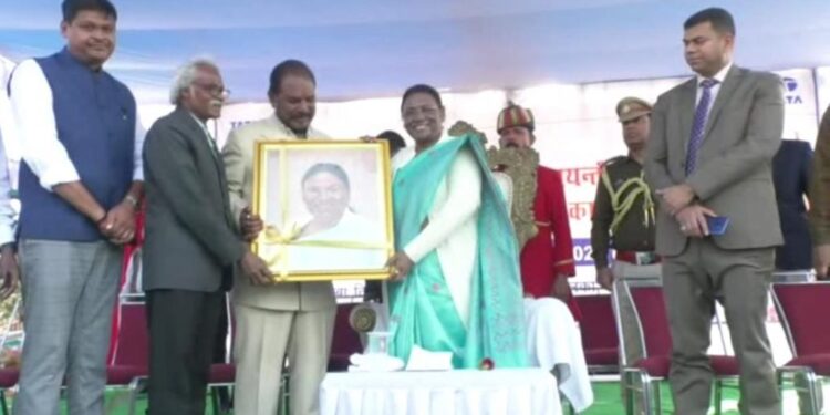 jharkhand-governor-in-jamshedpur-झारखंड की राज्यपाल द्रौपदी मुर्मू ने जमशेदपुर में आदिवासियों के खेलकूद प्रतियोगिता का किया उदघाटन, बाबा तिलका मांझी को दी श्रद्धांजलि, मीडिया से बोली-हड़िया-दारू को प्रसाद के रुप में लें आदिवासी समुदाय,रोज पियेंगे तो स्वास्थ्य खराब होगा-देखिये-video