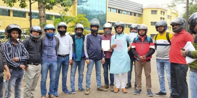 jamshedpur-helmet-checking-जमशेदपुर में माधुरी दीक्षित के दिवाने पप्पू के नेतृत्व में पुलिस ने चलाया जागरूकता अभियान, युवाओं का एक दल डीसी के पास पहुंचा, पूछा-हेलमेट रहते हुए मौत हो गयी तो जिम्मेदारी लें पुलिस-प्रशासन,  वसूली का माध्यम नहीं बनाये हेलमेट चेकिंग