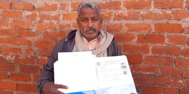 jharkhand-health-किडनी की बीमारी से जूझ रहे पुत्र को बचाने में कर्ज से जर्जर पिता लगा रहे दर-दर की ठोकर,  अस्पताल ने कहा पैसे जमा कराएं या ले जाएं घर, स्वास्थ्य मंत्री के निर्देश पर सीएस ने कहा-पहले आवासीय लाओ, परिवहन मंत्री के विधानसभा क्षेत्र का है मरीज