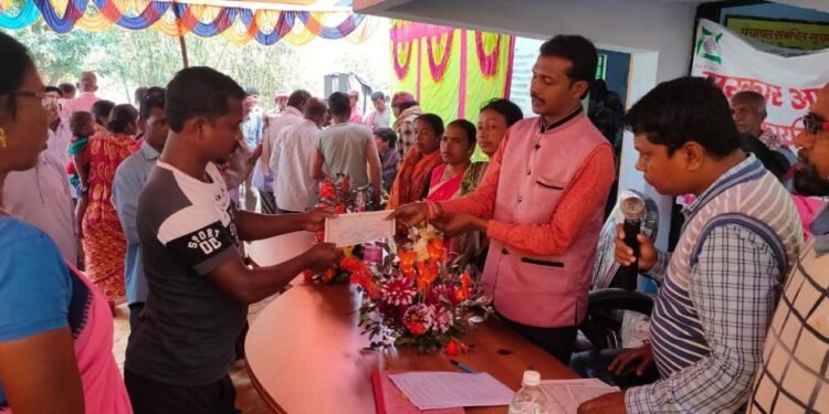 jamshedpur-rural-चाकुलिया के सोनाहातु में जनता दरबार आयोजित, ग्रामीणों से लिया गया आवेदन jamshedpur-rural-चाकुलिया के सोनाहातु में जनता दरबार आयोजित, ग्रामीणों से लिया गया आवेदन