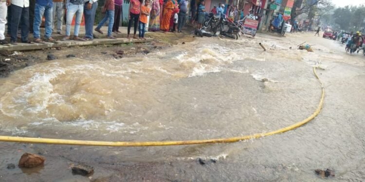 jamshedpur-water-crisis-मानगो में पाइपलाइन फटा, हजारों लीटर पानी बरबाद, शनिवार की शाम जलापूर्ति ठप, रविवार को भी पानी का रहेगा संकट jamshedpur-water-crisis-मानगो में पाइपलाइन फटा, हजारों लीटर पानी बरबाद, शनिवार की शाम जलापूर्ति ठप, रविवार को भी पानी का रहेगा संकट