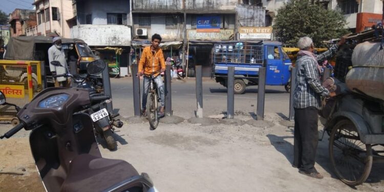 jamshedpur-new-change-मानगो-डिमना रोड को सुरक्षित बनाने की कवायद, सारे कट में लगाया गया पिल्लर, बड़ी गाड़ियों के मुड़ने का रास्ता बंद, हजारों लोगों का आना जाना दुश्वार, लोग परेशान, मूल सवाल-फायर ब्रिगेड या एंबुलेंस आपात स्थिति में जायेगी कैसे ?