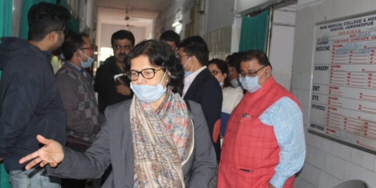 jamshedpur-mgm-hospital-एमजीएम अस्पताल की व्यवस्था का अध्ययन करने पहुंची स्वास्थ्य मंत्री की टीम, मंत्री के टेलीफोनिक आश्वासन पर टला हड़ताल