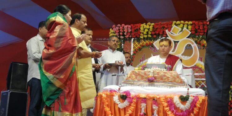jamshedpur-devotion-सिदगोड़ा सूर्यमंदिर परिसर में श्रीराम कथा शुरू, पूर्व मुख्यमंत्री रघुवर दास पत्नी के साथ बने जजमान, प्रथम दिन मंत्रमुग्ध हुए श्रद्धालु, पूरा क्षेत्र हुआ भक्तिमय