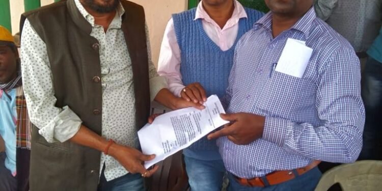 jamshedpur-bahragoda-mla-in-action-बहरागोड़ा के विधायक समीर मोहंती जनता के बीच, नगर पंचायत में चल रही योजनाओं की सूची पदाधिकारी को देकर जांच कर कार्रवाई करने को कहा, ठेकेदारों में हड़कंप, पारा शिक्षक संघ ने विधायक से मृत पारा शिक्षक के परिजन के लिए मांगी नौकरी व मुआवजा, विधायक समीर महंती ने मालकुंडी गांव का दौरा कर ग्रामीणों की समस्या से हुए अवगत jamshedpur-bahragoda-mla-in-action-बहरागोड़ा के विधायक समीर मोहंती जनता के बीच, नगर पंचायत में चल रही योजनाओं की सूची पदाधिकारी को देकर जांच कर कार्रवाई करने को कहा, ठेकेदारों में हड़कंप, पारा शिक्षक संघ ने विधायक से मृत पारा शिक्षक के परिजन के लिए मांगी नौकरी व मुआवजा, विधायक समीर महंती ने मालकुंडी गांव का दौरा कर ग्रामीणों की समस्या से हुए अवगत