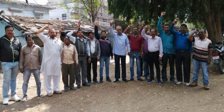 jamshedpur-electricity-department-जुगसलाई में भाजपा नेता की गुंडागर्दी के खिलाफ गोलबंद हुए बिजली विभाग के कर्मचारी, जेल नहीं भेजा गया तो बिजली सप्लाइ ठप करने की चेतावनी, भाजपा नेता ने कर दी थी बिल मांगने गये बिजलीकर्मियों की पिटाई jamshedpur-electricity-department-जुगसलाई में भाजपा नेता की गुंडागर्दी के खिलाफ गोलबंद हुए बिजली विभाग के कर्मचारी, जेल नहीं भेजा गया तो बिजली सप्लाइ ठप करने की चेतावनी, भाजपा नेता ने कर दी थी बिल मांगने गये बिजलीकर्मियों की पिटाई
